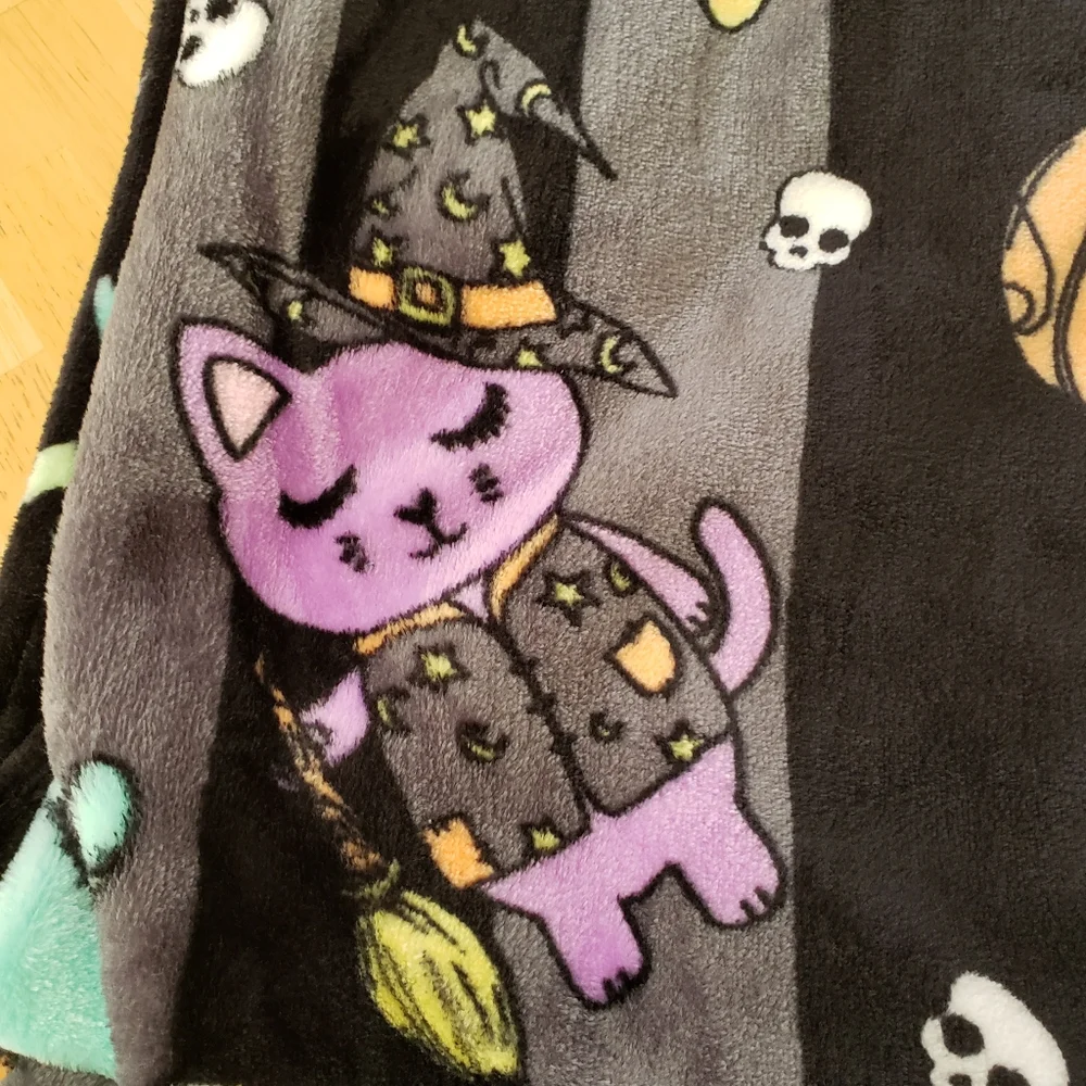 Betsey Johnson Halloween Cats In Costumes Black Gray Throw Blanket 50x60